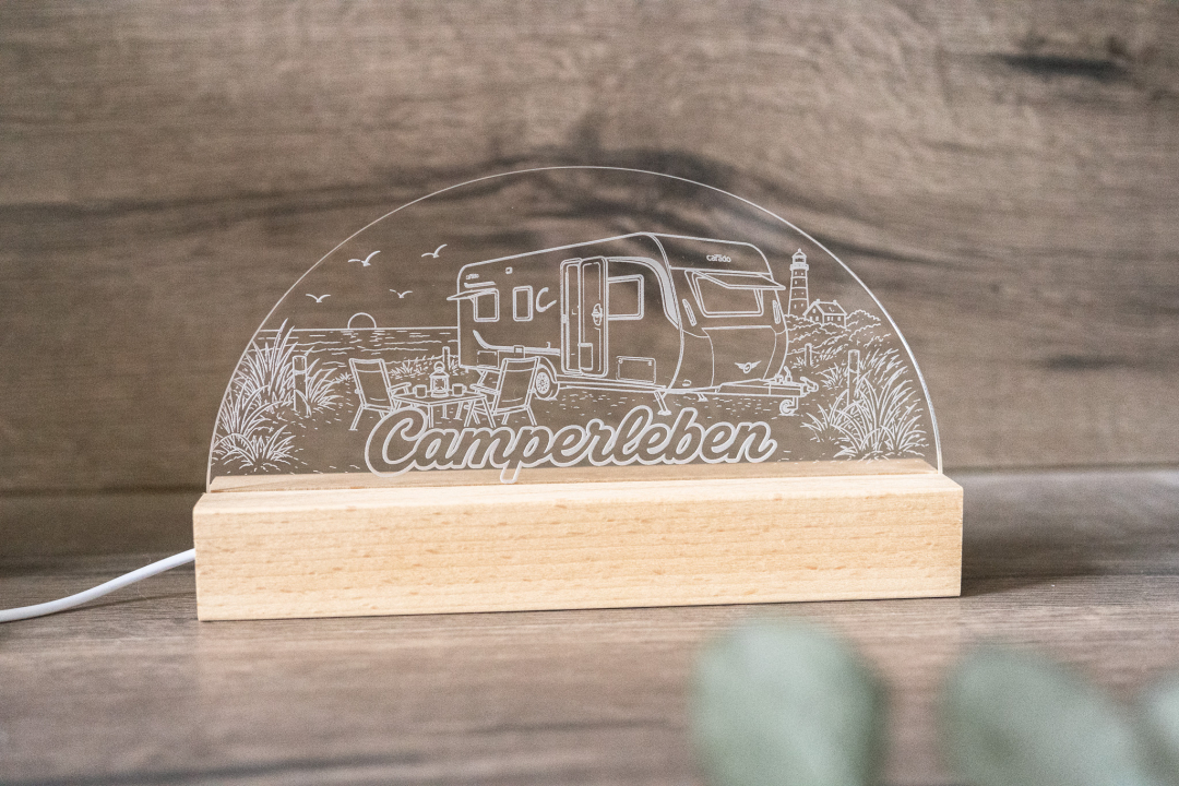 Preview: Personalisierte LED-Tischlampe mit gravierter Kinderzeichnung und Schriftzug „Für Mama
